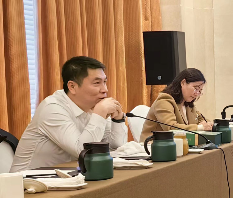 5林西县委常委、常务副县长张云（左一）.jpg