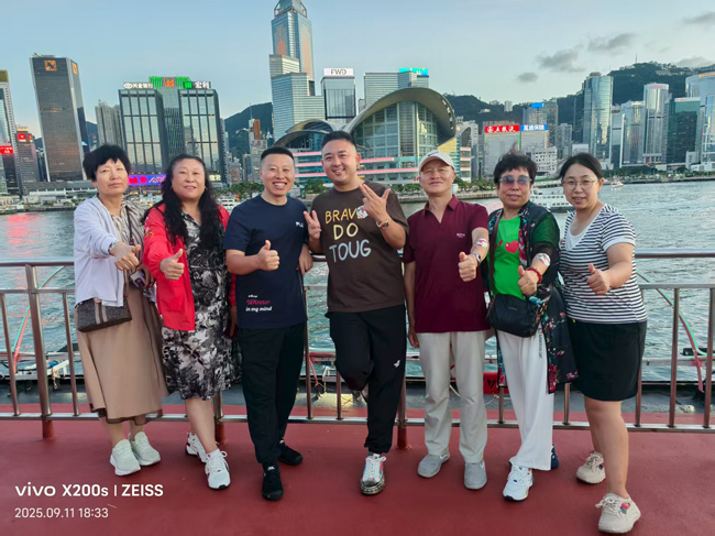 28苏导与代理商在维多利亚邮轮上（1）.jpg