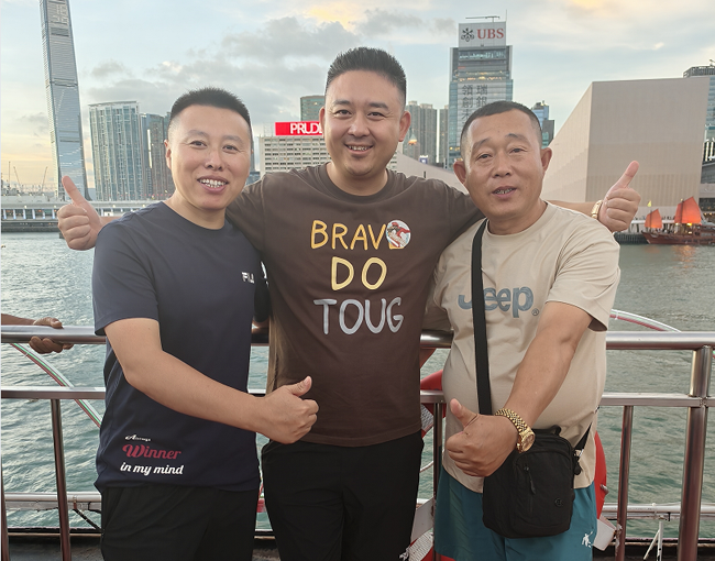 29苏导与代理商在维多利亚邮轮上（2）.png